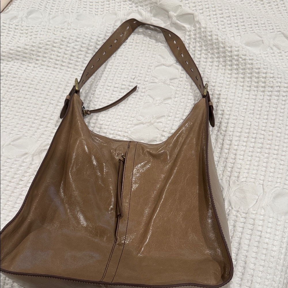 Elegant Tan Leather Shoulder Bag